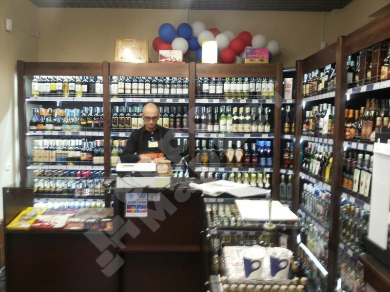 Стеллаж с передней стойкой с фризом и подсветкой