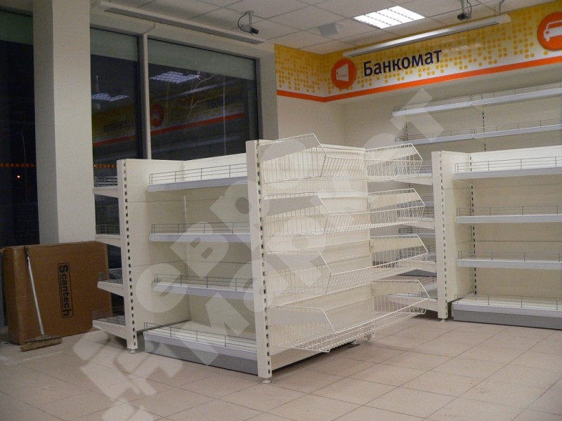 Стеллаж с сетчатыми корзинами без фриза