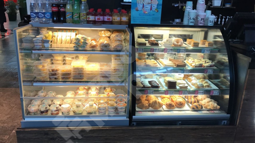 Кондитерская витрина Soul золотая, отделка светлым деревом 938