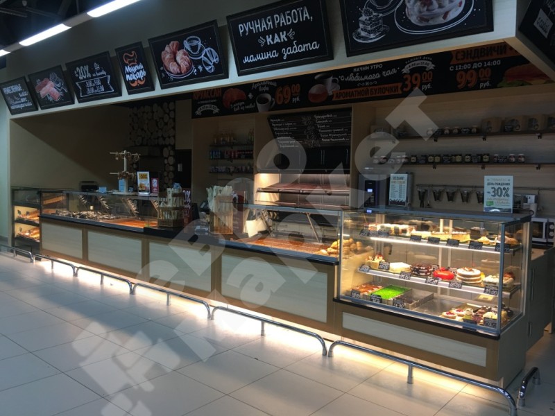 Кондитерская витрина Soul золотая, отделка светлым деревом 938