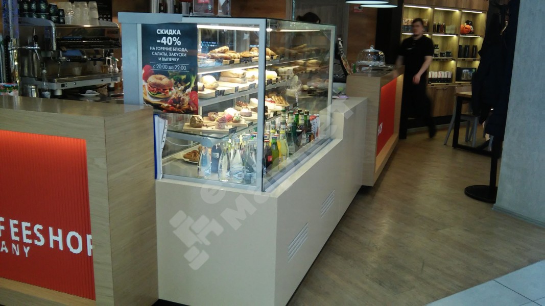 Кондитерская витрина Soul золотая, отделка светлым деревом 938