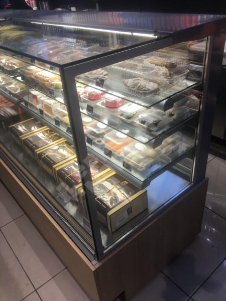 Кондитерская витрина Soul золотая, отделка светлым деревом 938