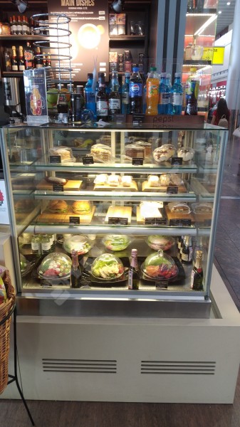 Кондитерская витрина Soul золотая, отделка светлым деревом 938