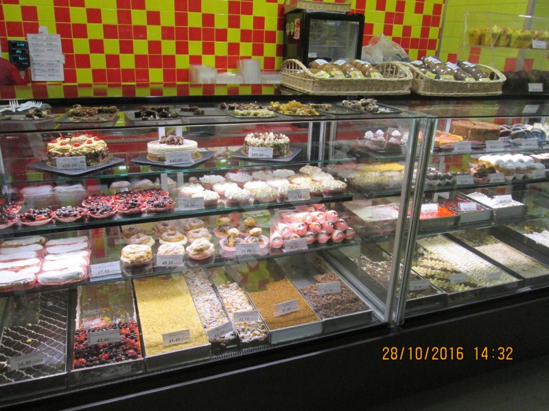 Кондитерская витрина Soul золотая, отделка светлым деревом 938