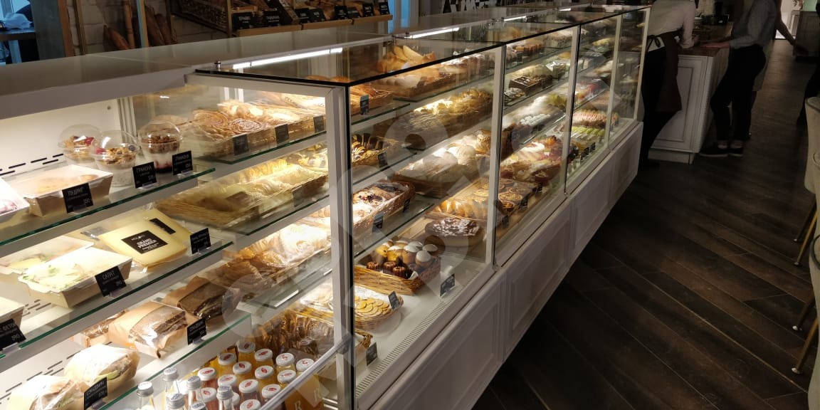 Кондитерская витрина Soul золотая, отделка светлым деревом 1350