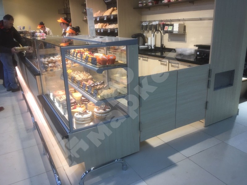 Кондитерская витрина Soul золотая, отделка светлым деревом 1350