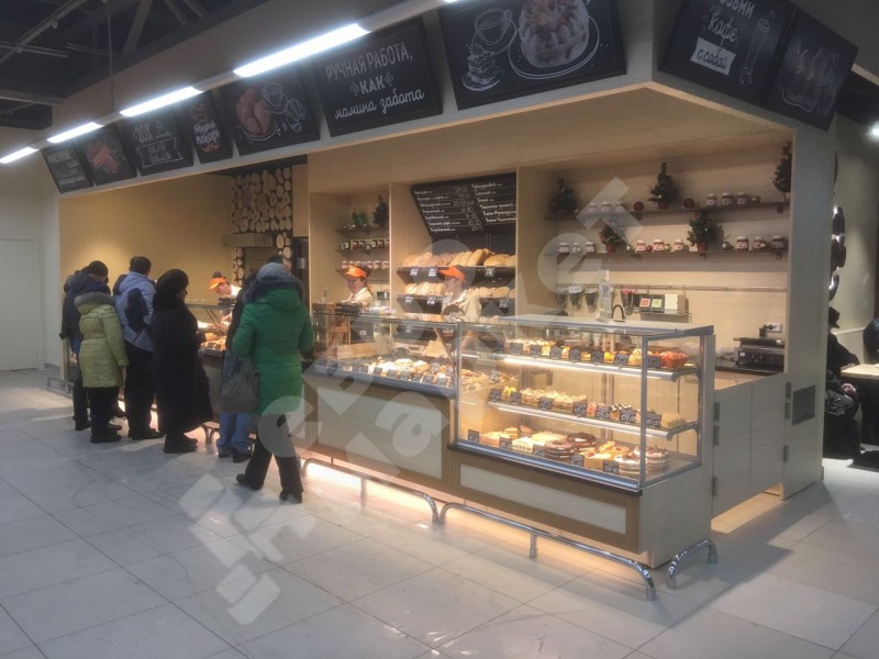 Кондитерская витрина Soul золотая, отделка светлым деревом 1350