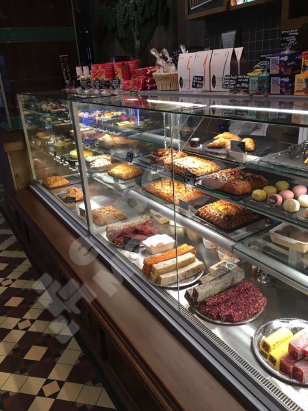 Кондитерская витрина Soul золотая, отделка светлым деревом 1350