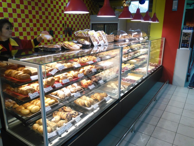 Кондитерская витрина Soul золотая, отделка светлым деревом 1350