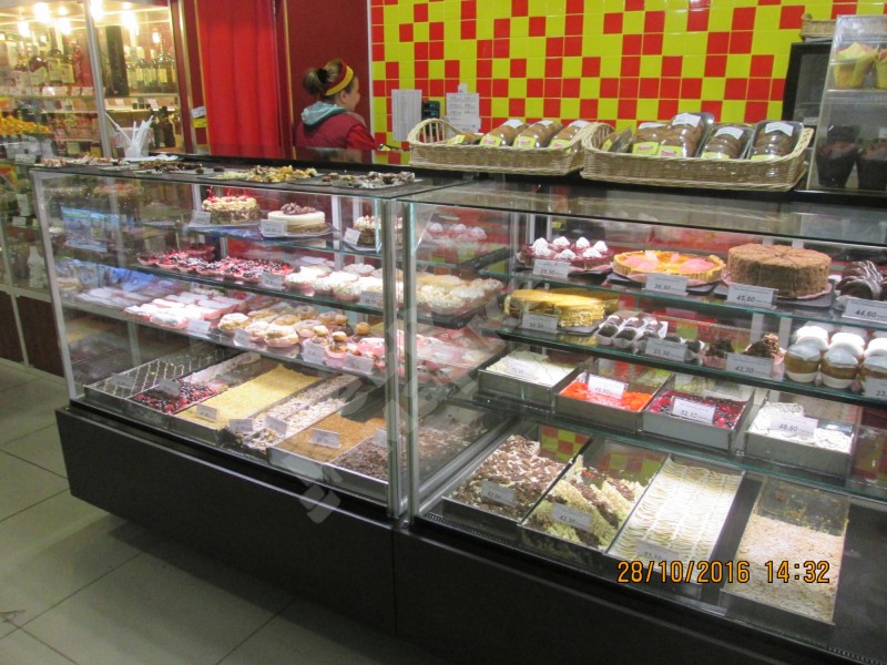 Кондитерская витрина Soul золотая, отделка светлым деревом 1350