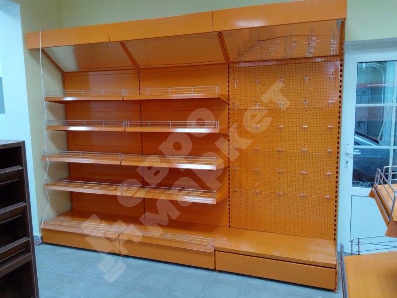 Стеллаж пристенный с фризом