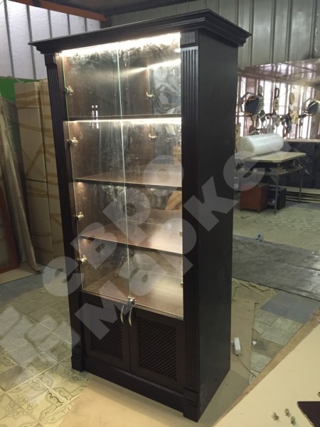 Шкаф для алкогольной продукции с деревянными дверцами LD 001