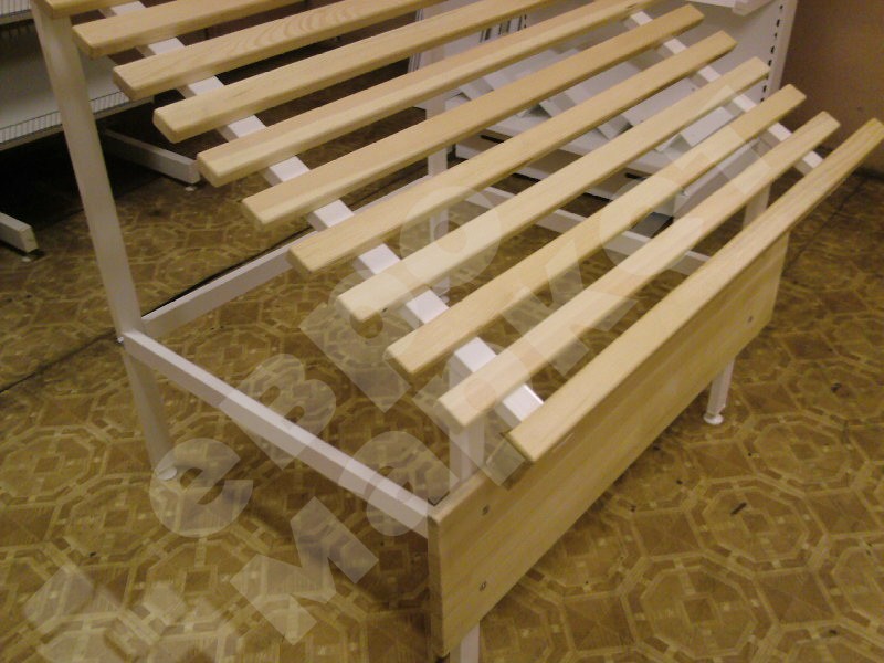 Овощной развал с деревянными рейками