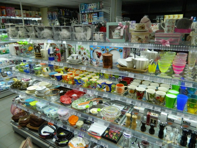 Торговый стеллаж с полками из стекла средний