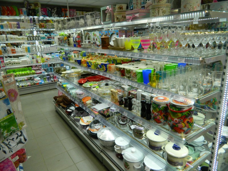 Торговый стеллаж с полками из стекла средний