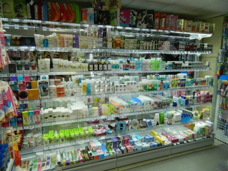 Стеллаж для магазина со стеклянными полками