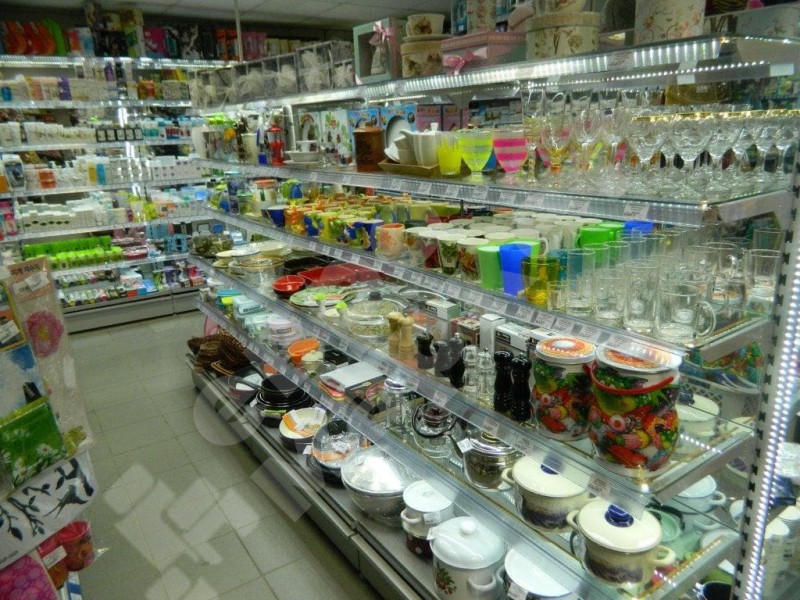 Стеллаж для магазина со стеклянными полками