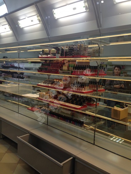 Стеллаж для магазина со стеклянными полками