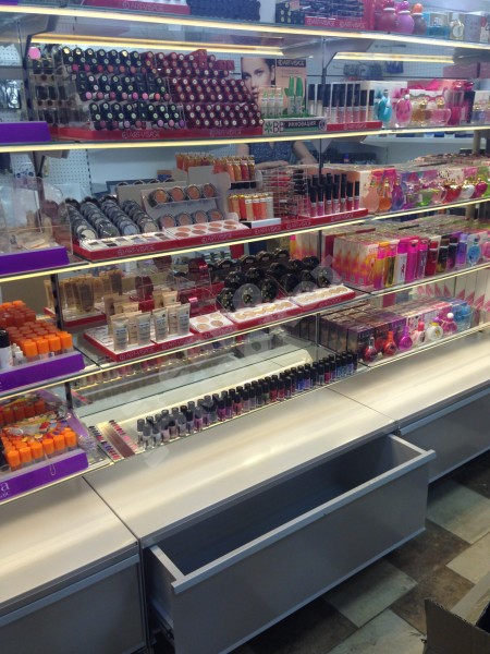 Стеллаж для магазина со стеклянными полками