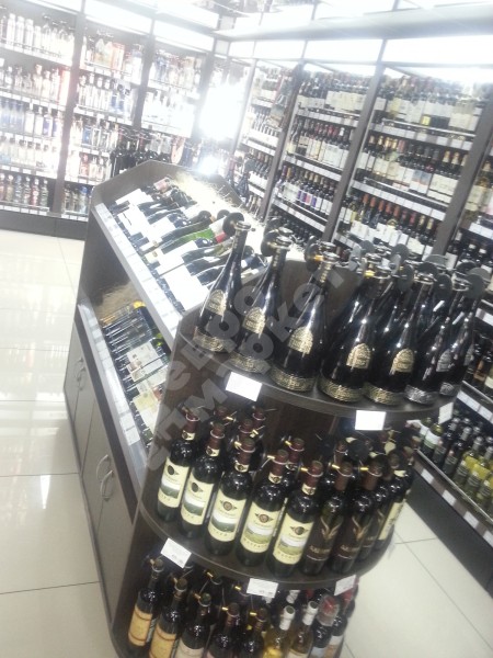 Островной стеллаж для алкоголя из ЛДСП с нижним накопителем