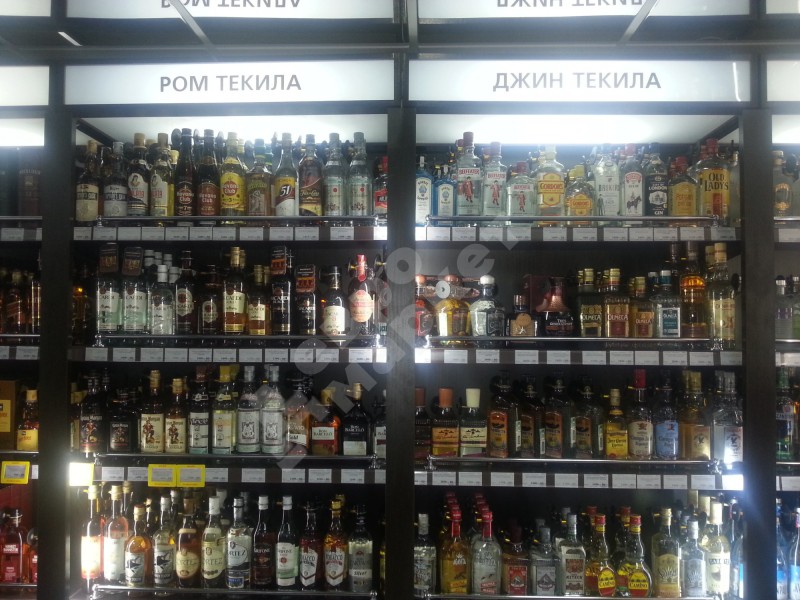 Стеллаж для вина и алкоголя с фризом и полками из ЛДСП