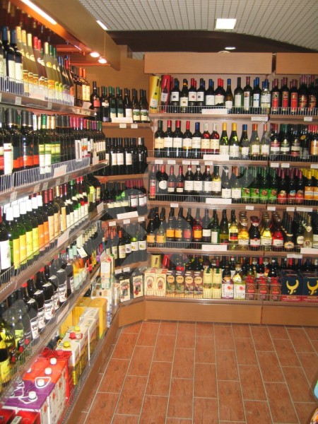 Стеллаж винный угловой с полками из ЛДСП