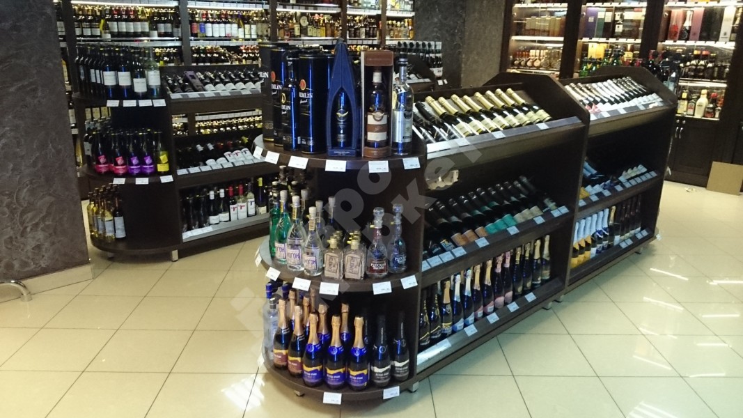 Островной стеллаж для вина и алкоголя с полукруглыми полками