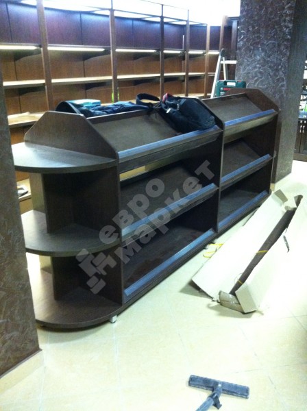 Островной стеллаж для вина и алкоголя с полукруглыми полками