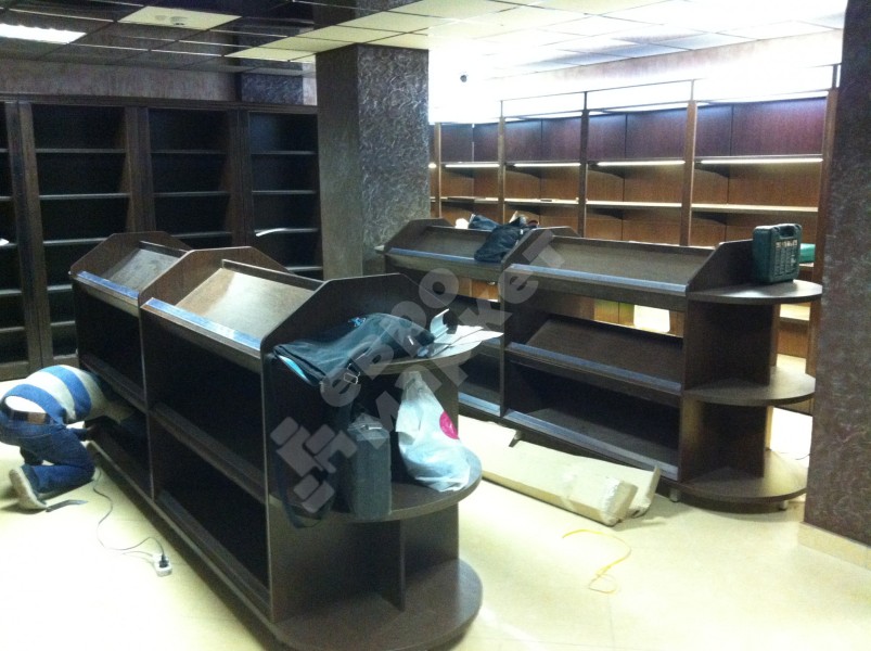 Островной стеллаж для вина и алкоголя с полукруглыми полками