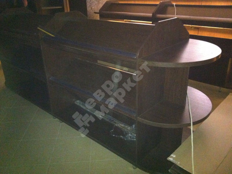 Островной стеллаж для вина и алкоголя с полукруглыми полками