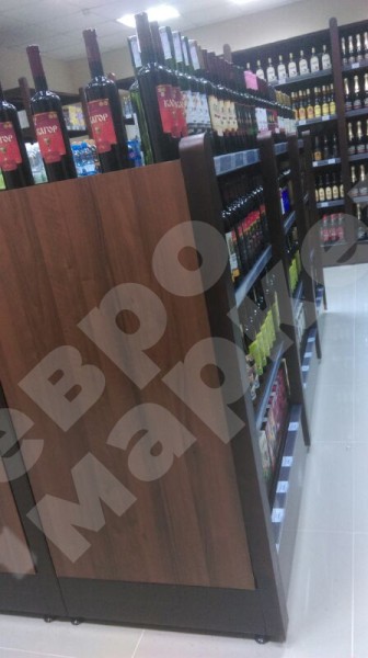 Островной стеллаж для вина и алкоголя с декоративными накладками