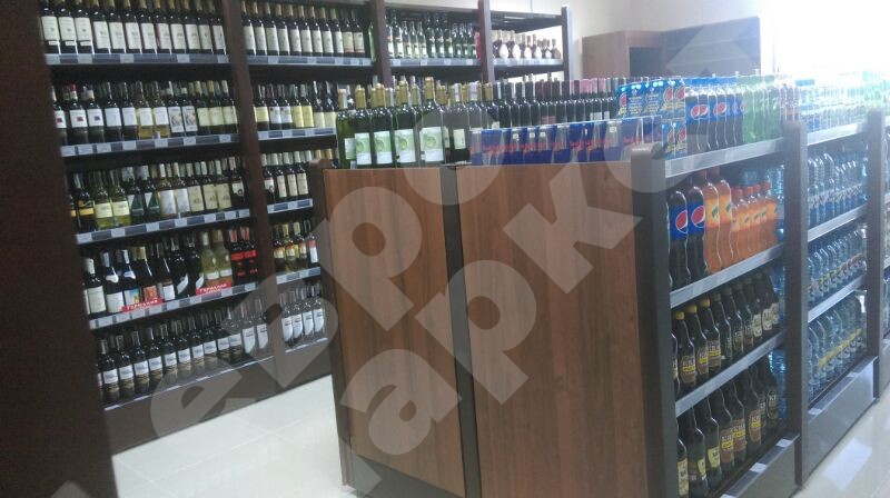 Островной стеллаж для вина и алкоголя с декоративными накладками