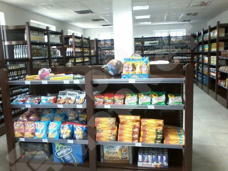 Островной стеллаж для вина и алкоголя с декоративными накладками