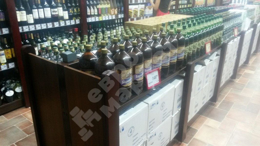 Островной стеллаж для вина и алкоголя с декоративными накладками