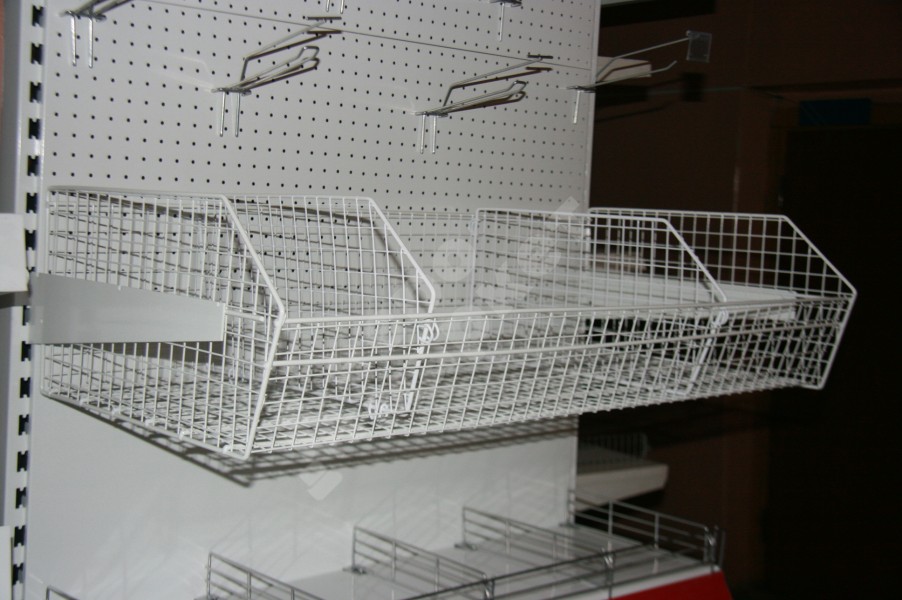 Торговый стеллаж с корзинами из проволоки