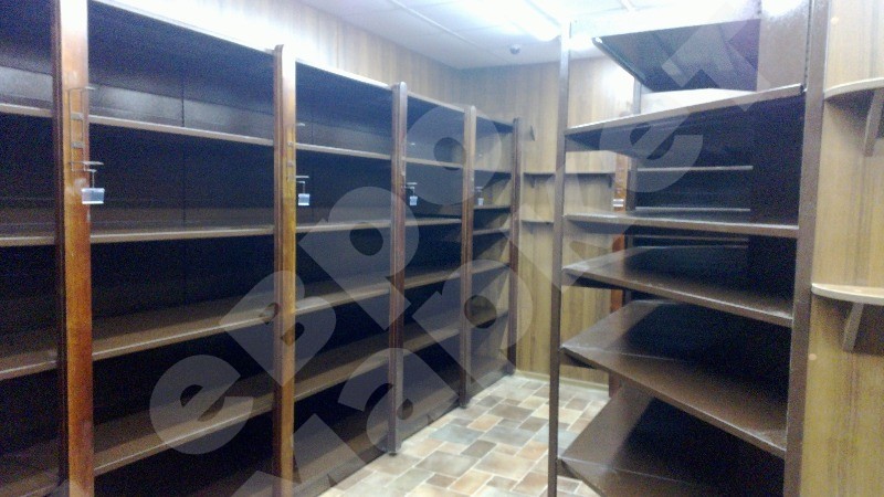 Винный стеллаж пристенный с декоративными накладками из массива