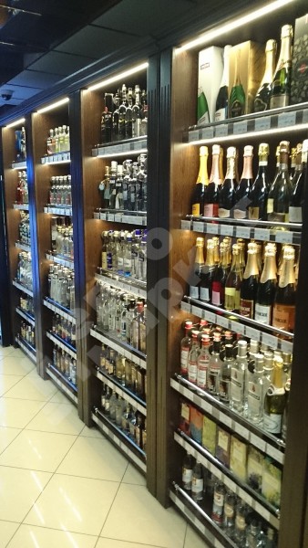 Винный стеллаж пристенный с декоративными накладками из массива