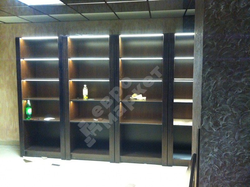 Винный стеллаж пристенный с декоративными накладками из массива