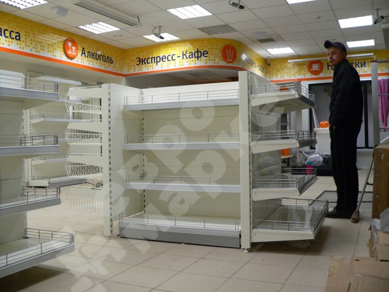 Островной стеллаж для вина с прямыми торцевыми полками