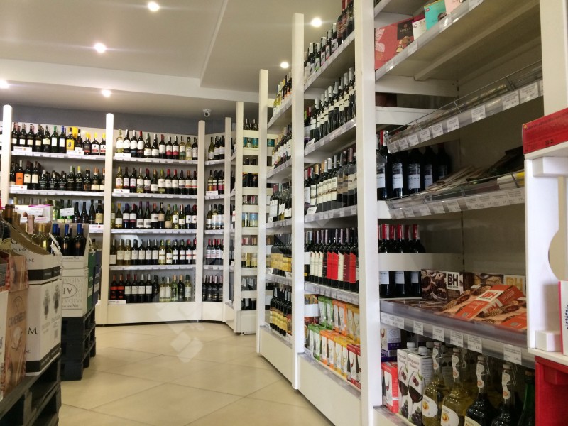 Винный стеллаж пристенный с передней стойкой