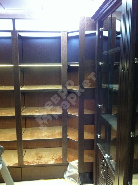 Винный стеллаж пристенный с передней стойкой