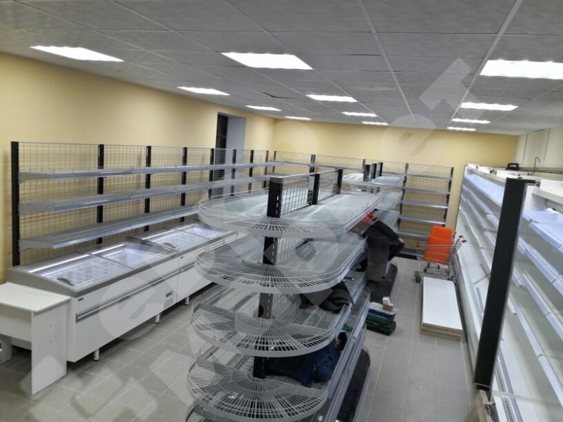 Островной стеллаж сетчатый с островными полукруглыми полками