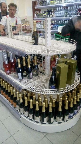 Островной стеллаж сетчатый с островными полукруглыми полками