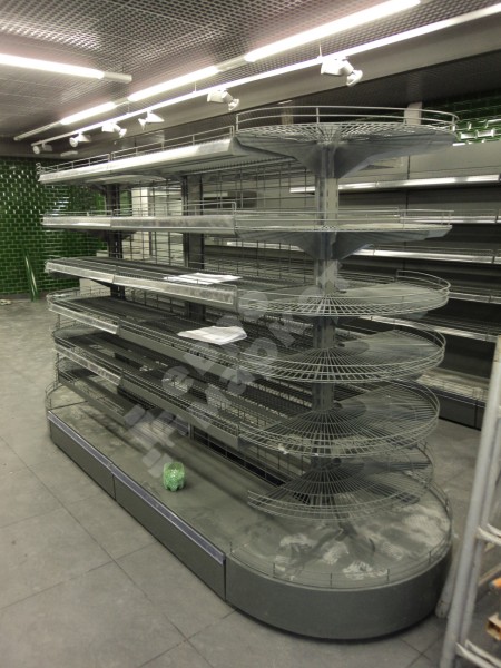 Островной стеллаж сетчатый с островными полукруглыми полками