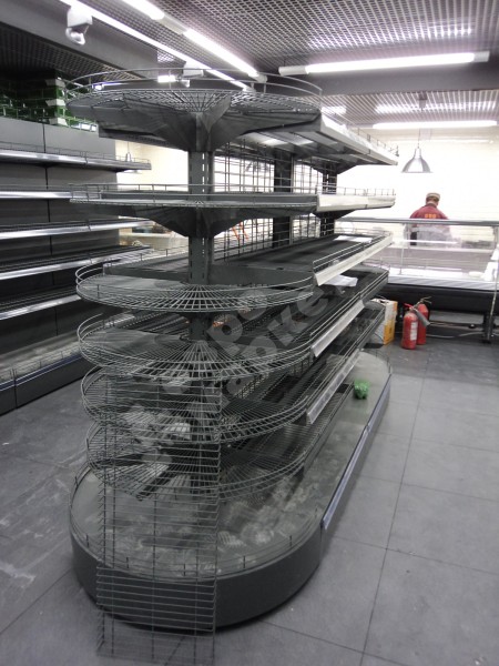 Островной стеллаж сетчатый с островными полукруглыми полками