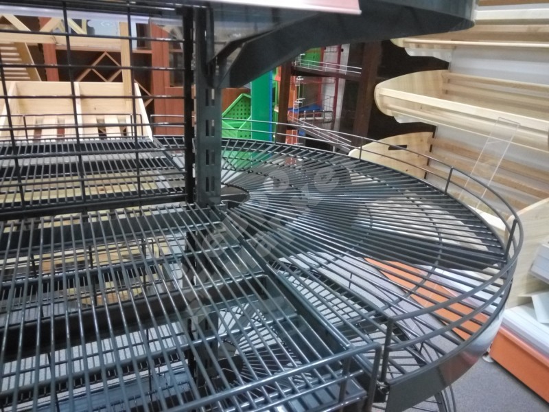 Островной стеллаж сетчатый с островными полукруглыми полками