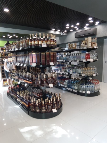 Островной стеллаж сетчатый с островными полукруглыми полками