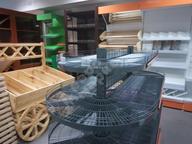 Островной стеллаж сетчатый с островными полукруглыми полками