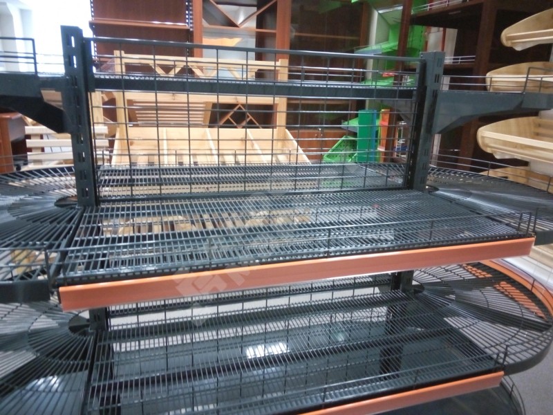 Островной стеллаж сетчатый с островными полукруглыми полками