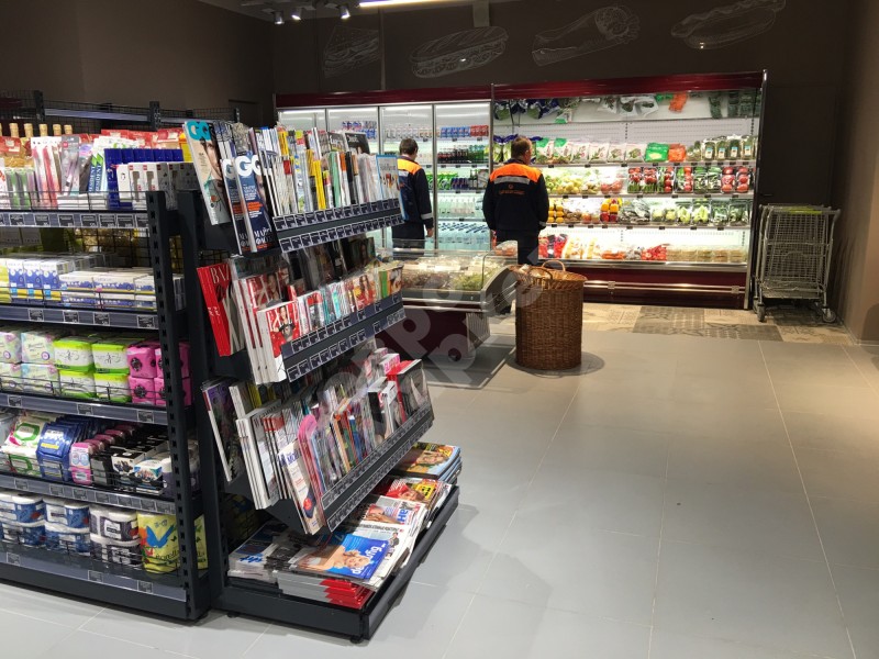 Островной стеллаж сетчатый с декоративными накладками из массива